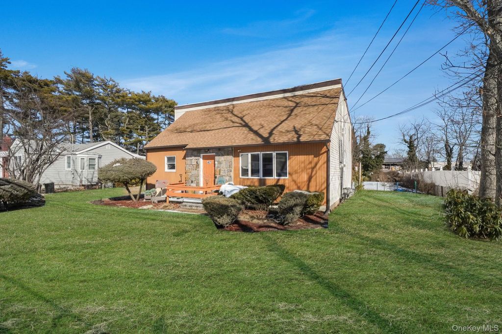 Photo of 467 Carlls Path, Deer Park, NY 11729 (MLS # 968026)