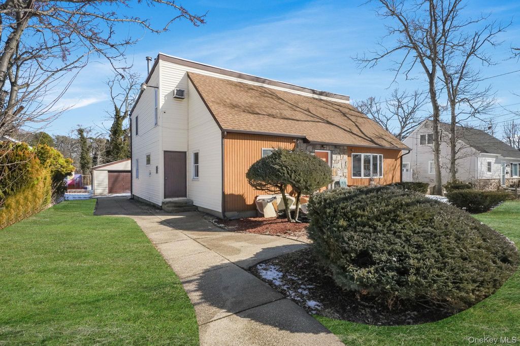 Photo of 467 Carlls Path, Deer Park, NY 11729 (MLS # 968026)