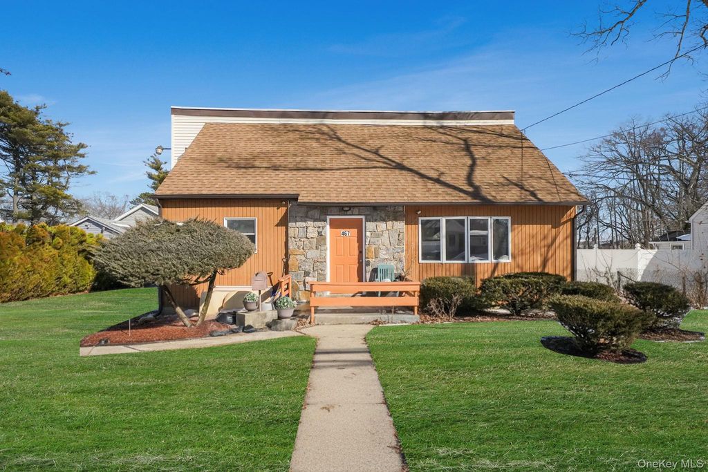 Photo of 467 Carlls Path, Deer Park, NY 11729 (MLS # 968026)