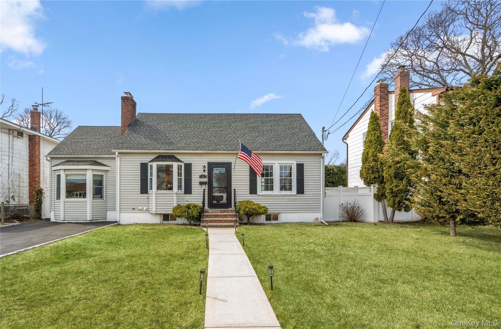 Photo of 6 Mayflower Avenue, Massapequa Park, NY 11762 (MLS # 975403)