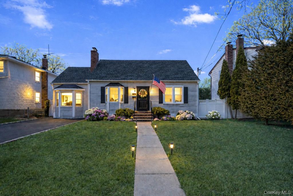 Photo of 6 Mayflower Avenue, Massapequa Park, NY 11762 (MLS # 975403)