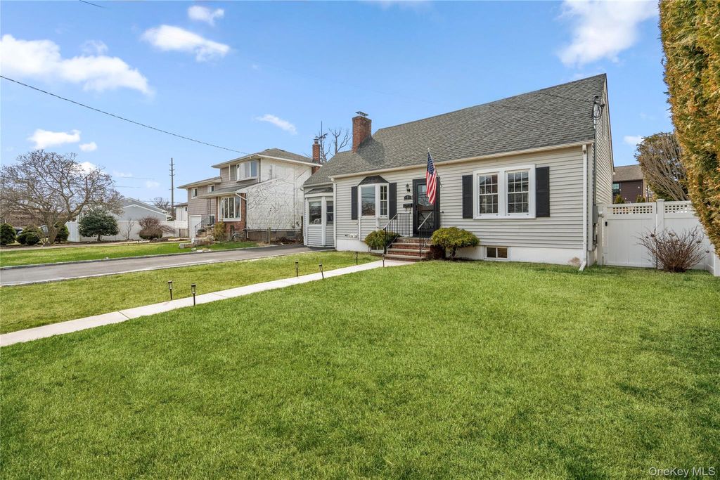 Photo of 6 Mayflower Avenue, Massapequa Park, NY 11762 (MLS # 975403)