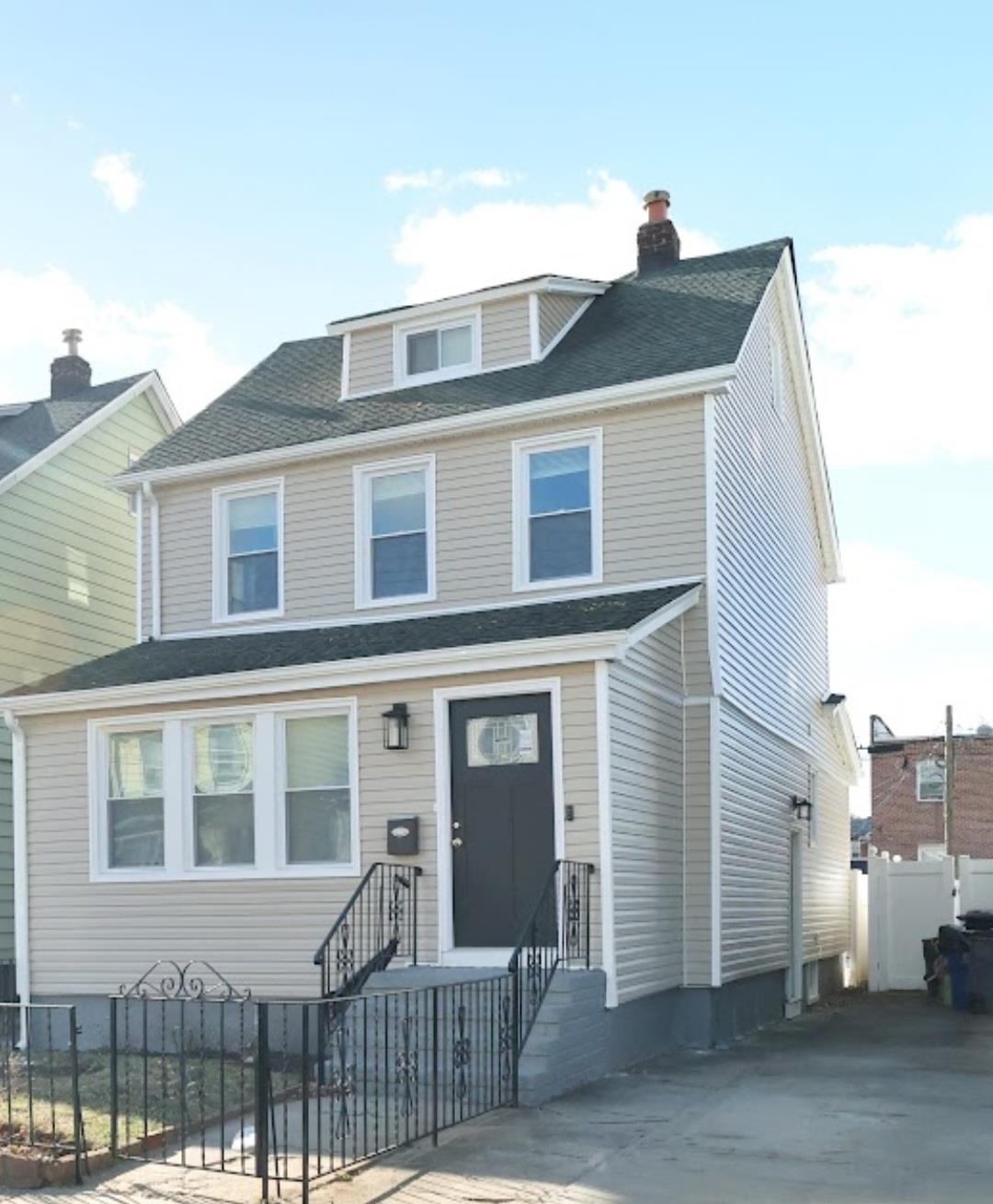 207 Street St, Saint Albans, Queens, NY - 4 Bedrooms  
3 Bathrooms - 