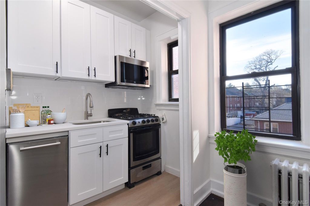 Photo of 590 E 3rd Street #3M, Mount Vernon, NY 10553 (MLS # 984800)