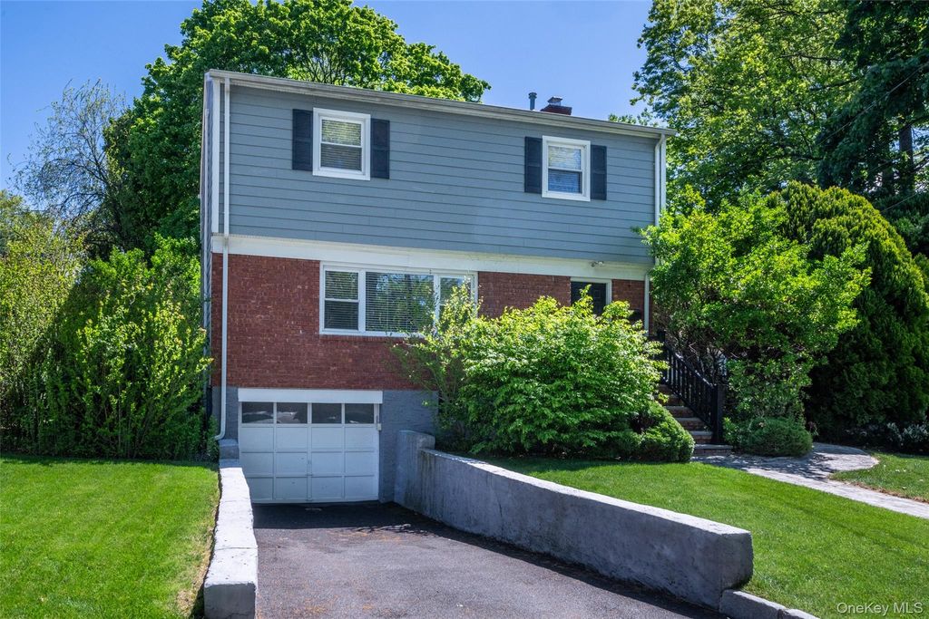 Photo of 29 Oakdale Avenue, New Rochelle, NY 10801 (MLS # 996877)