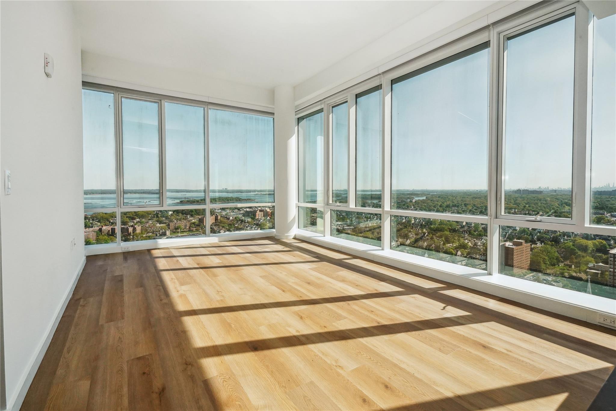 Clinton Place Ph13, New Rochelle, New York - 3 Bedrooms  
2 Bathrooms  
5 Rooms - 
