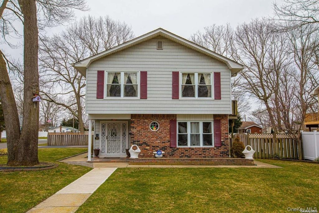 Photo of 1093 Oakneck Road, Bay Shore, NY 11706 (MLS # 960755)