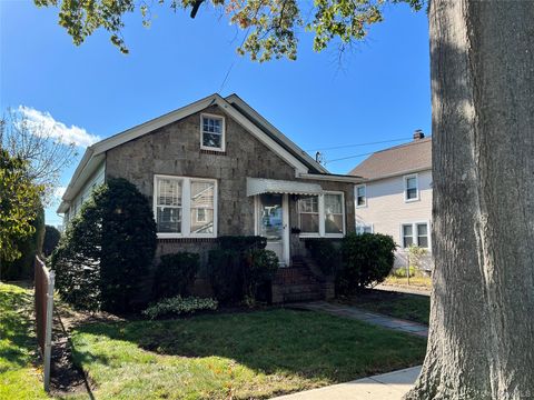 Photo of 40 Lafayette Avenue, Westbury, NY 11590 (MLS # 927482)