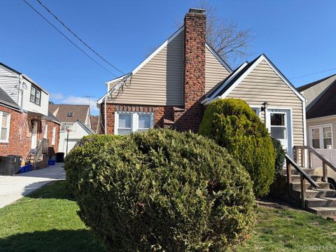 Homes For Sale - 987 Wallace Avenue<br/> Baldwin, NY 11510