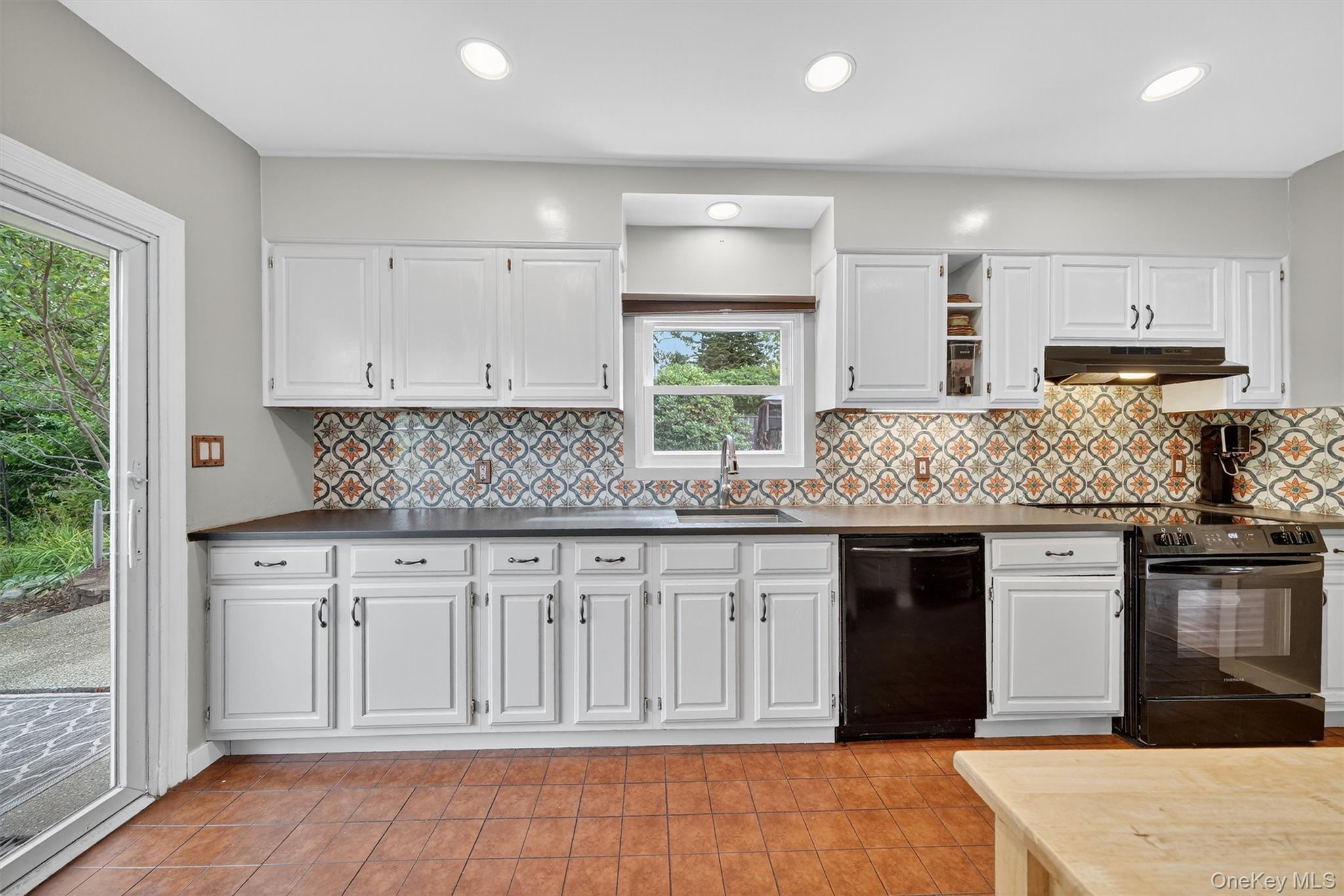 Peekskill, New York 10566, United States, 2 Bedrooms Bedrooms, ,1 BathroomBathrooms,Residential,Pending,204985