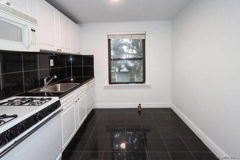 Apartment For Rent - 14 Beach Road #3A<br/> Great Neck, NY 11023