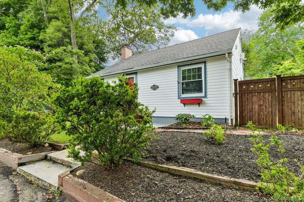 Photo of 34 Solitaire Road, Rocky Point, NY 11778 (MLS # 1032096)