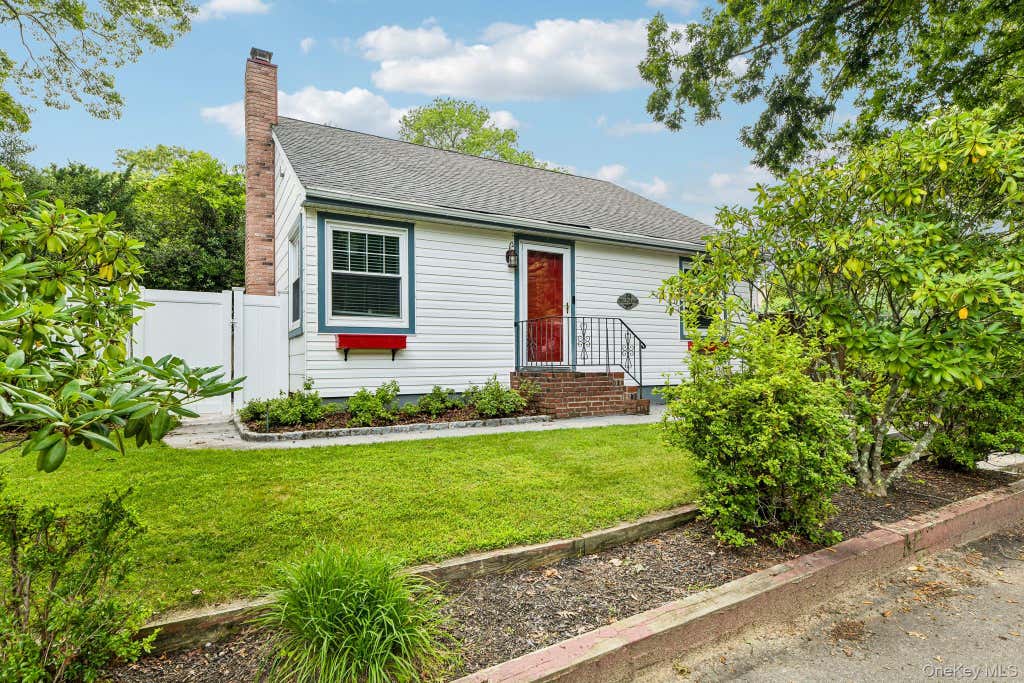 Photo of 34 Solitaire Road, Rocky Point, NY 11778 (MLS # 1032096)