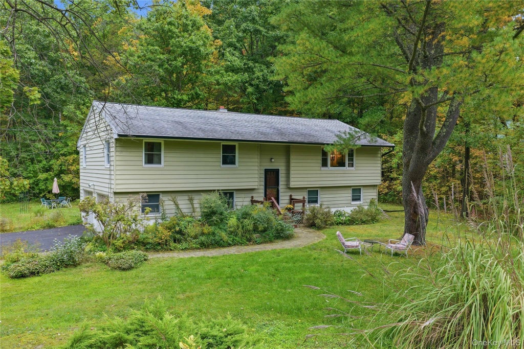 Photo of 5 Stonehedge Avenue, New Paltz, NY 12561 (MLS # 1058398)