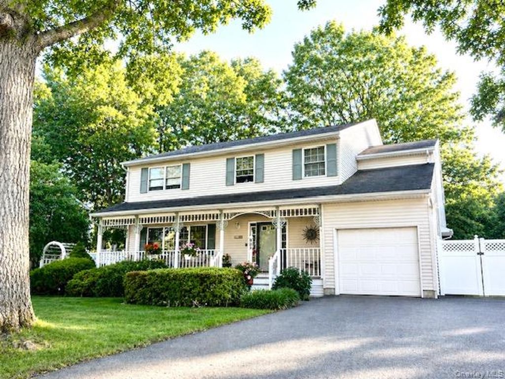 Photo of 1288 Boston Avenue, Bay Shore, NY 11706 (MLS # 1015651)