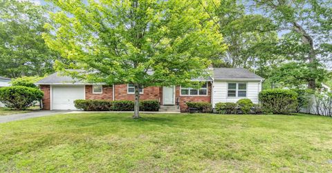 4 Holiday Court Hampton Bays NY 11946