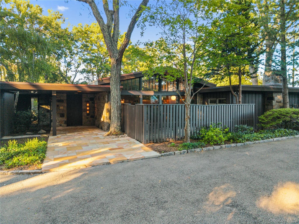 Photo of 11 Oak Lane, Larchmont, NY 10538 (MLS # 1012510)