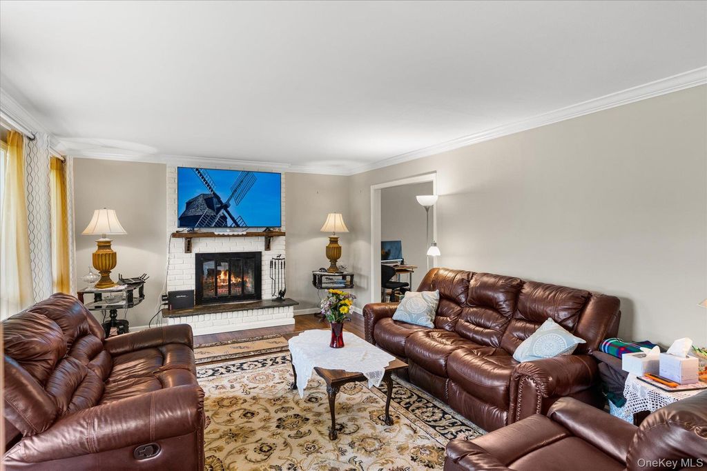Photo of 6 George Court, Miller Place, NY 11764 (MLS # 927171)
