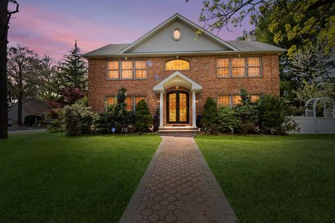 489 Roslyn Road East Williston NY 11596