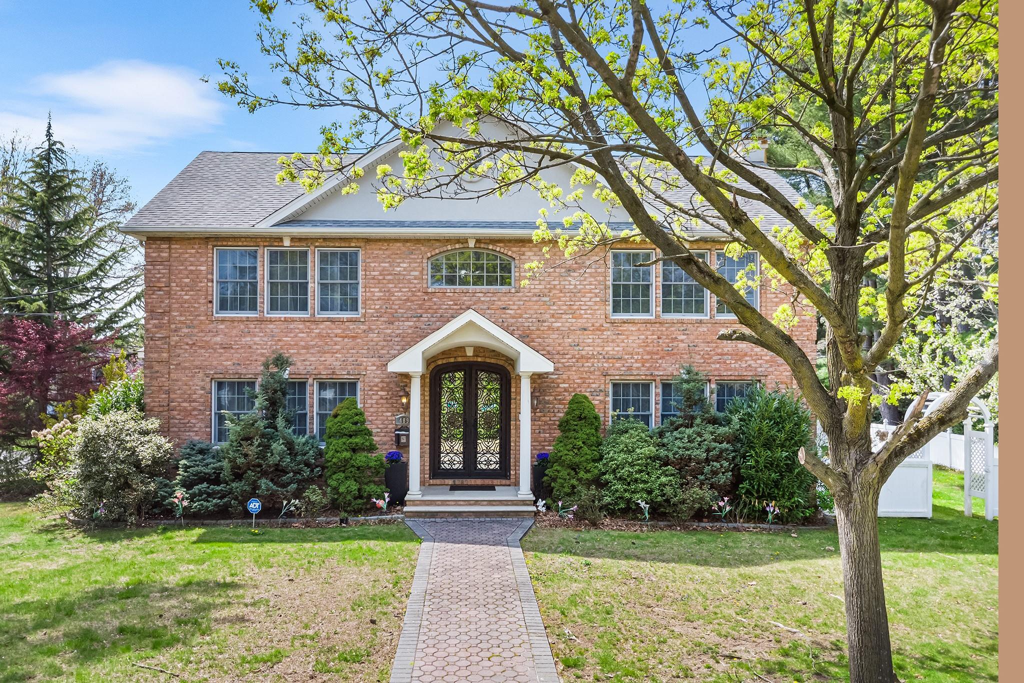 489 Roslyn Road