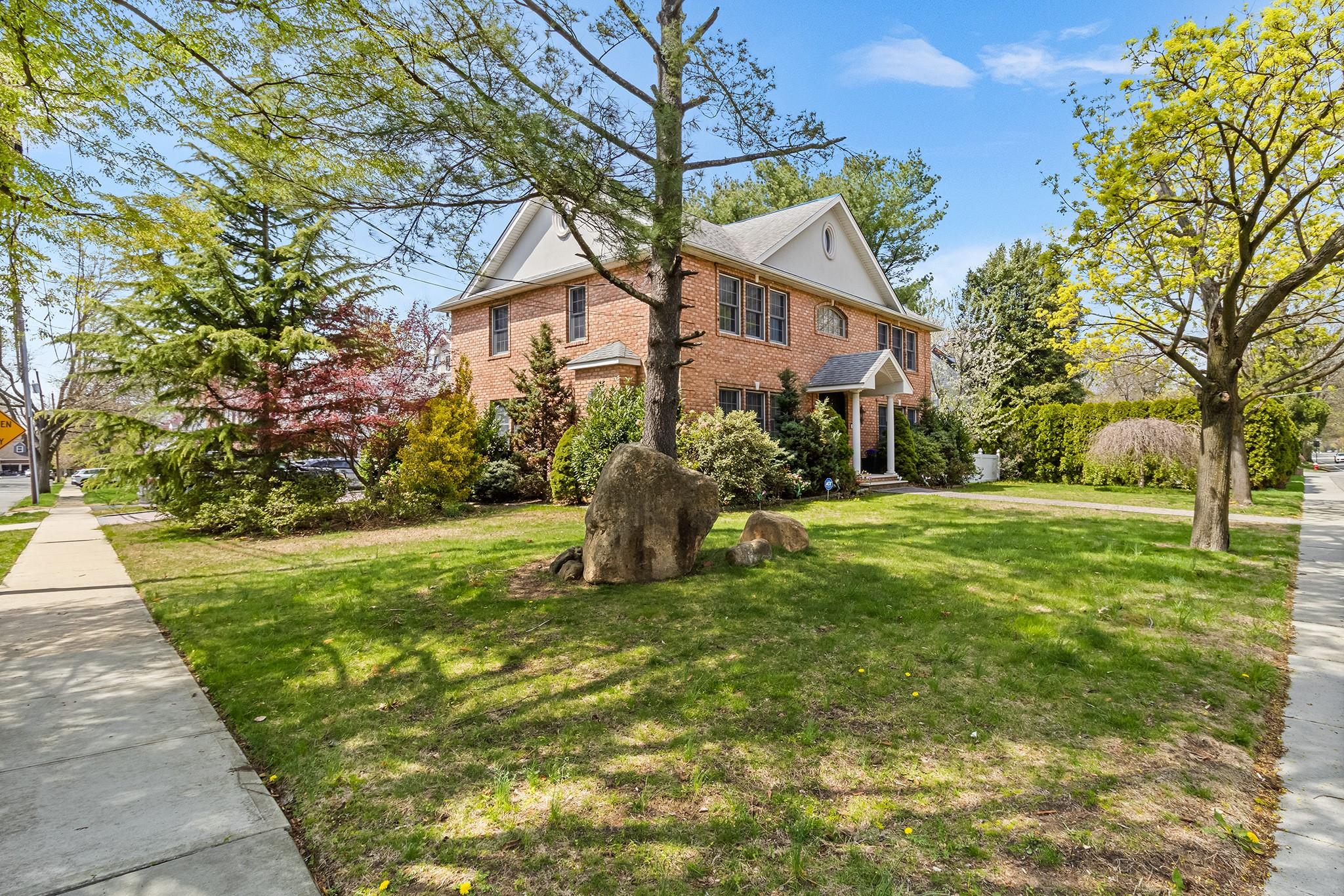 489 Roslyn Road