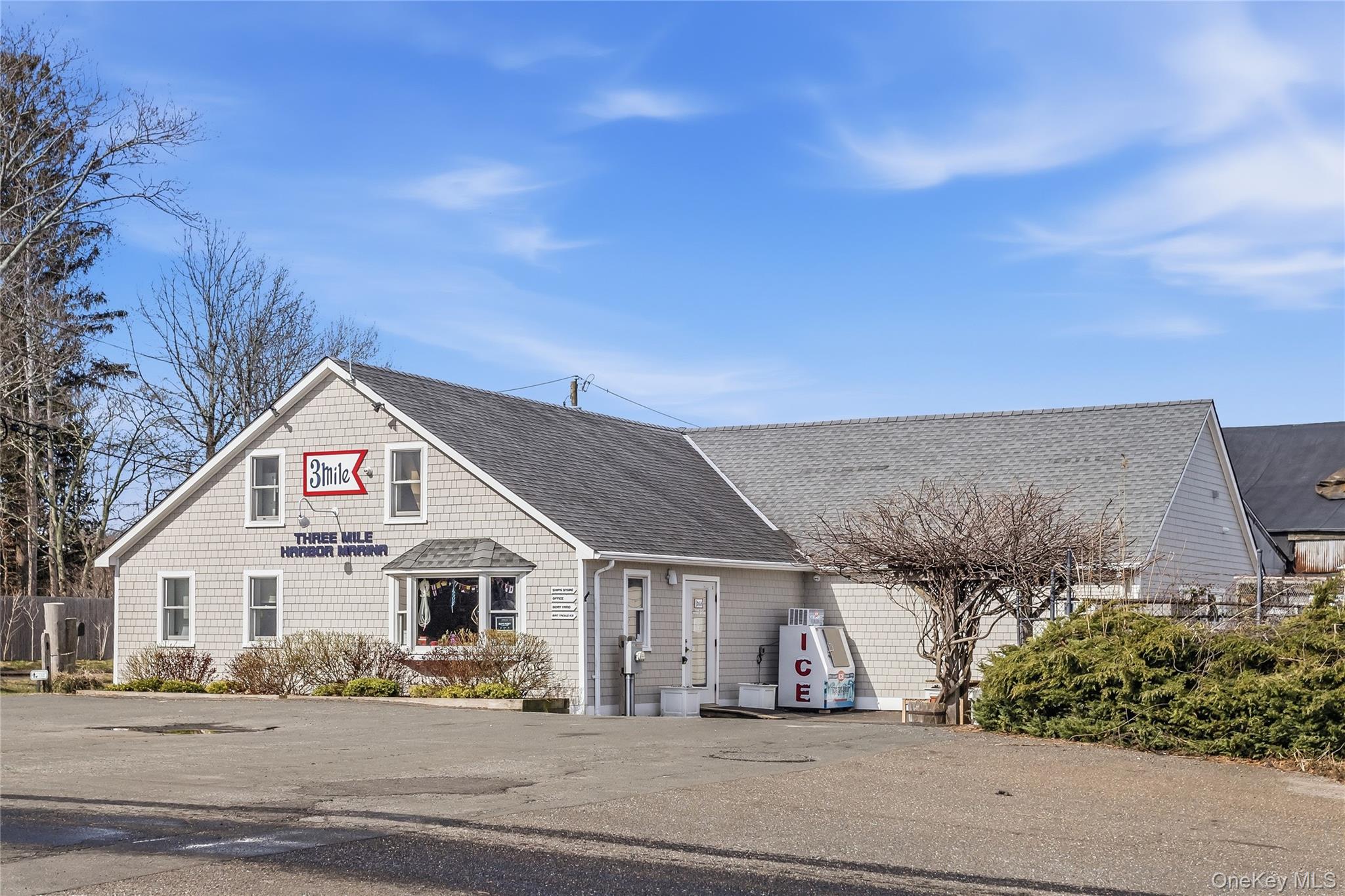 73 Manor Lane S