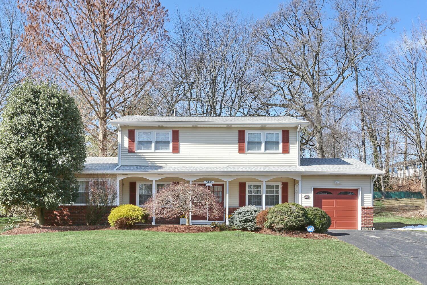 10 Chapel Court, Orangeburg, New York image 1