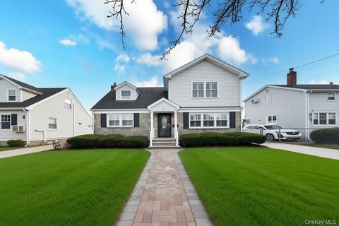 105 Dow Avenue Mineola NY 11501