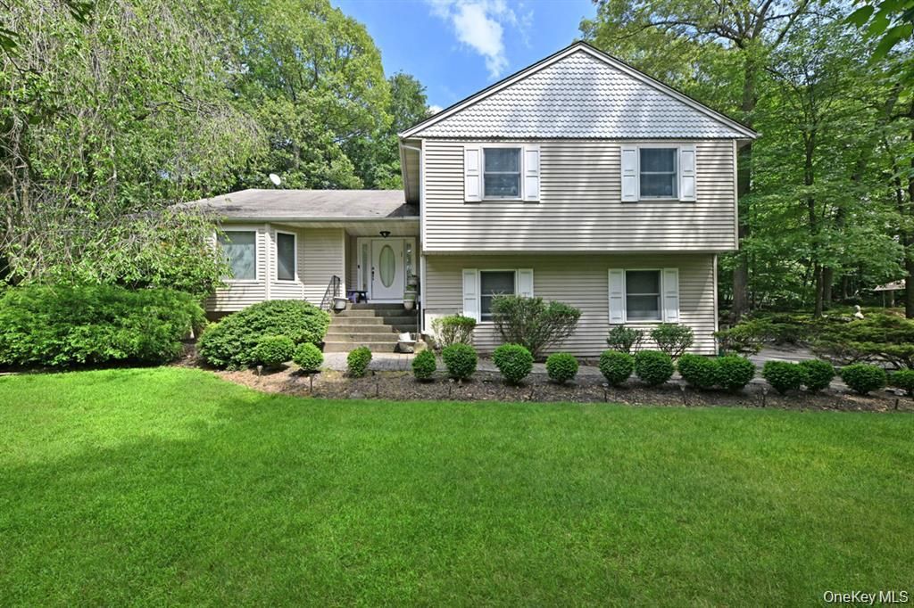 Photo of 17 E Stemmer Lane, Suffern, NY 10901 (MLS # 992342)