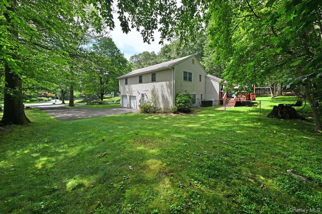 Photo of 17 E Stemmer Lane, Suffern, NY 10901 (MLS # 992342)