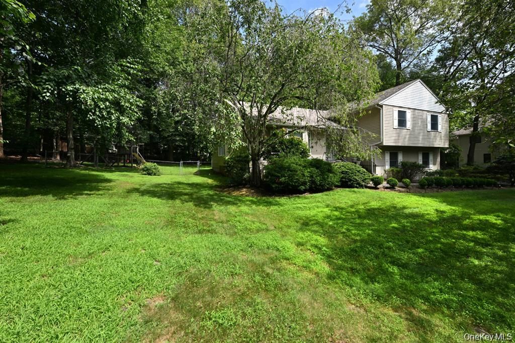 Photo of 17 E Stemmer Lane, Suffern, NY 10901 (MLS # 992342)