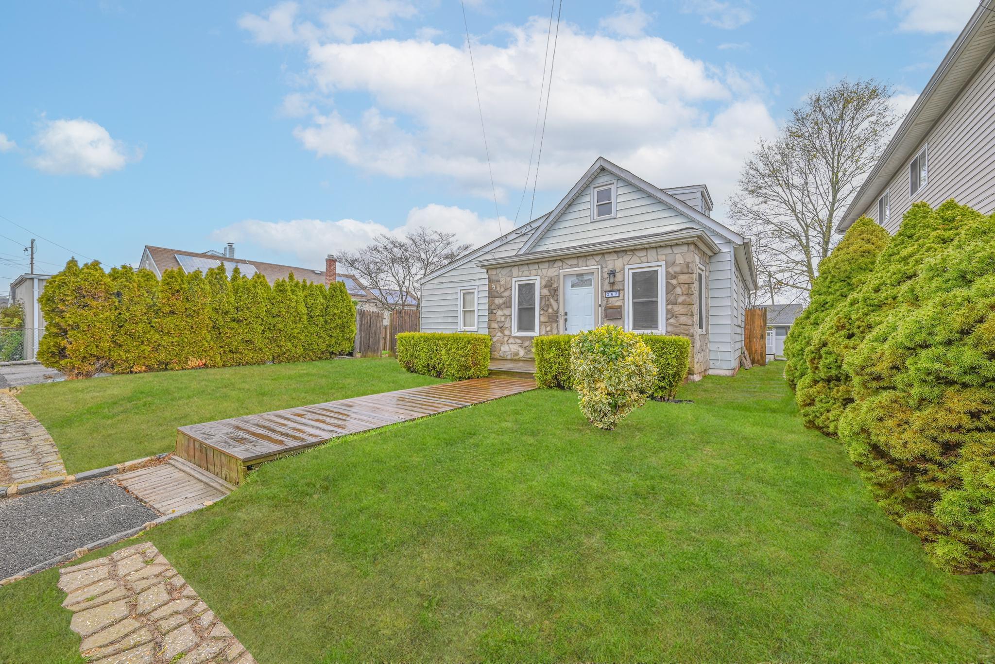267 Roquette Avenue, Floral Park, New York image 1
