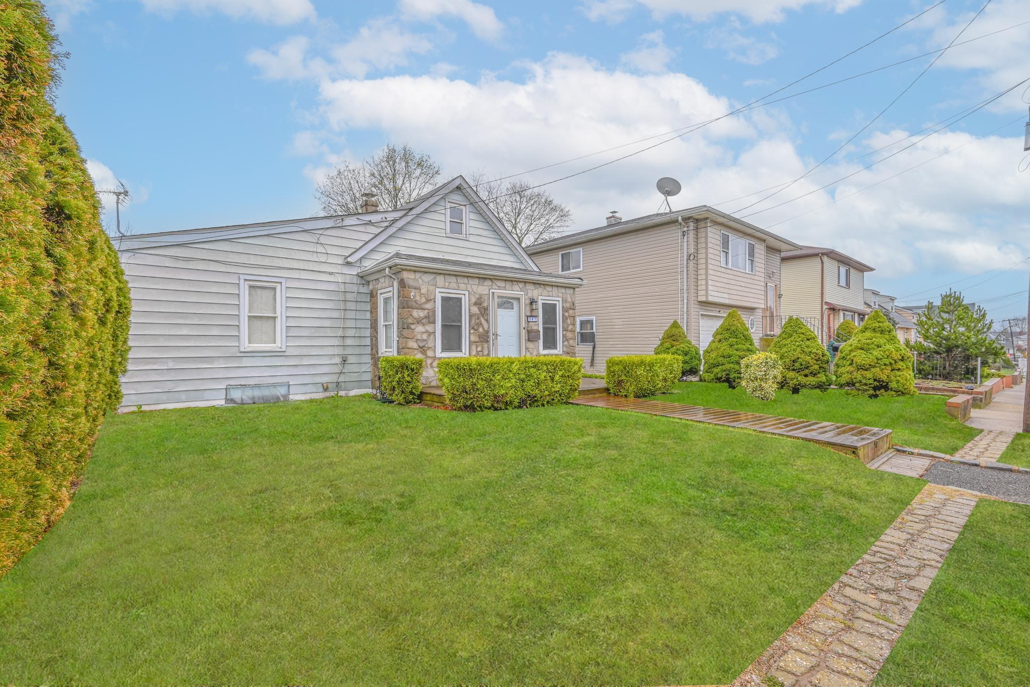 267 Roquette Avenue, Floral Park, New York image 2