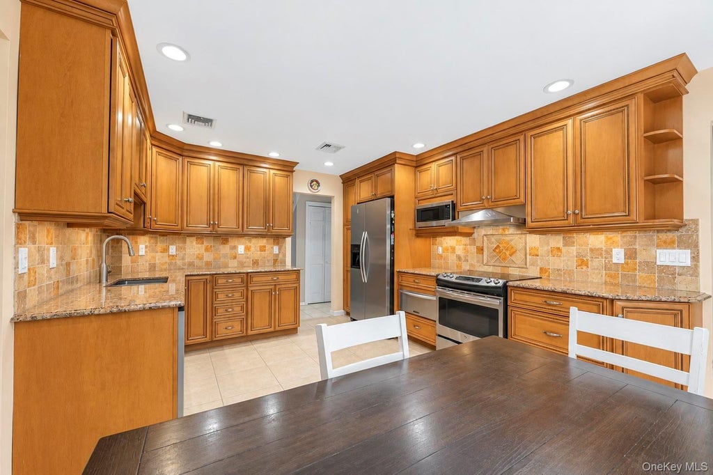 Photo of 4 Hunting Hill Road, Woodbury, NY 11797 (MLS # 1059145)