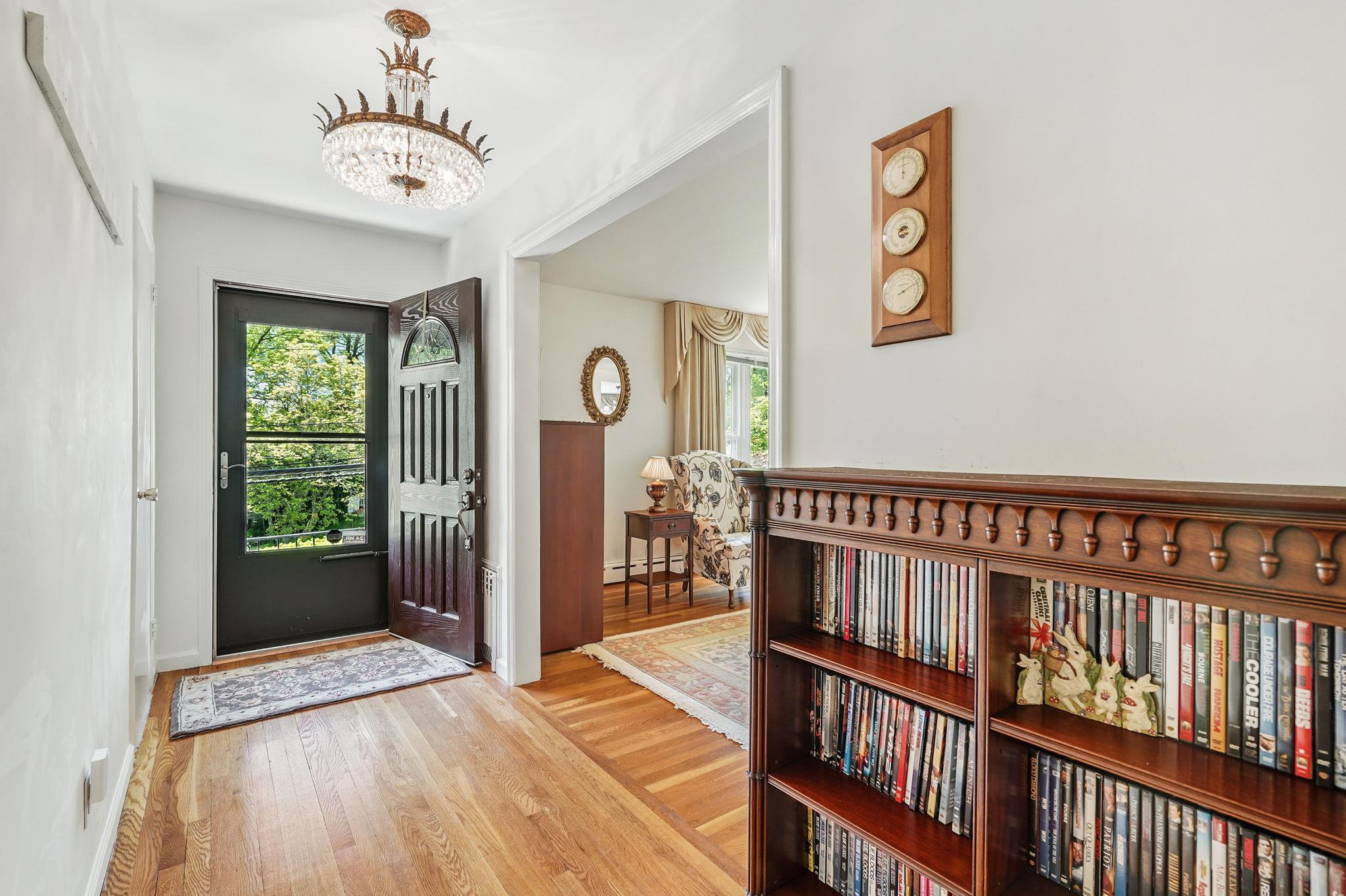 20 Manor Avenue, White Plains, New York image 8