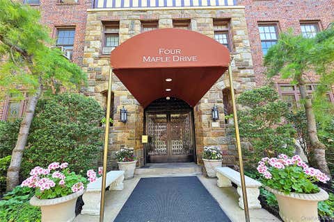 Homes For Sale - 4 Maple Drive #1D<br/> Great Neck, NY 11021