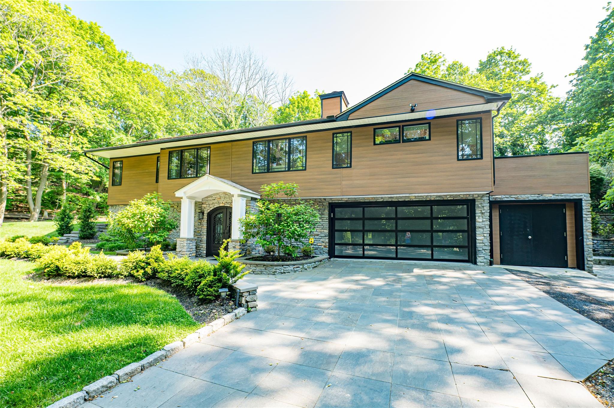 Tanyard Lane, Huntington, Hamptons, NY - 5 Bedrooms  
4 Bathrooms - 
