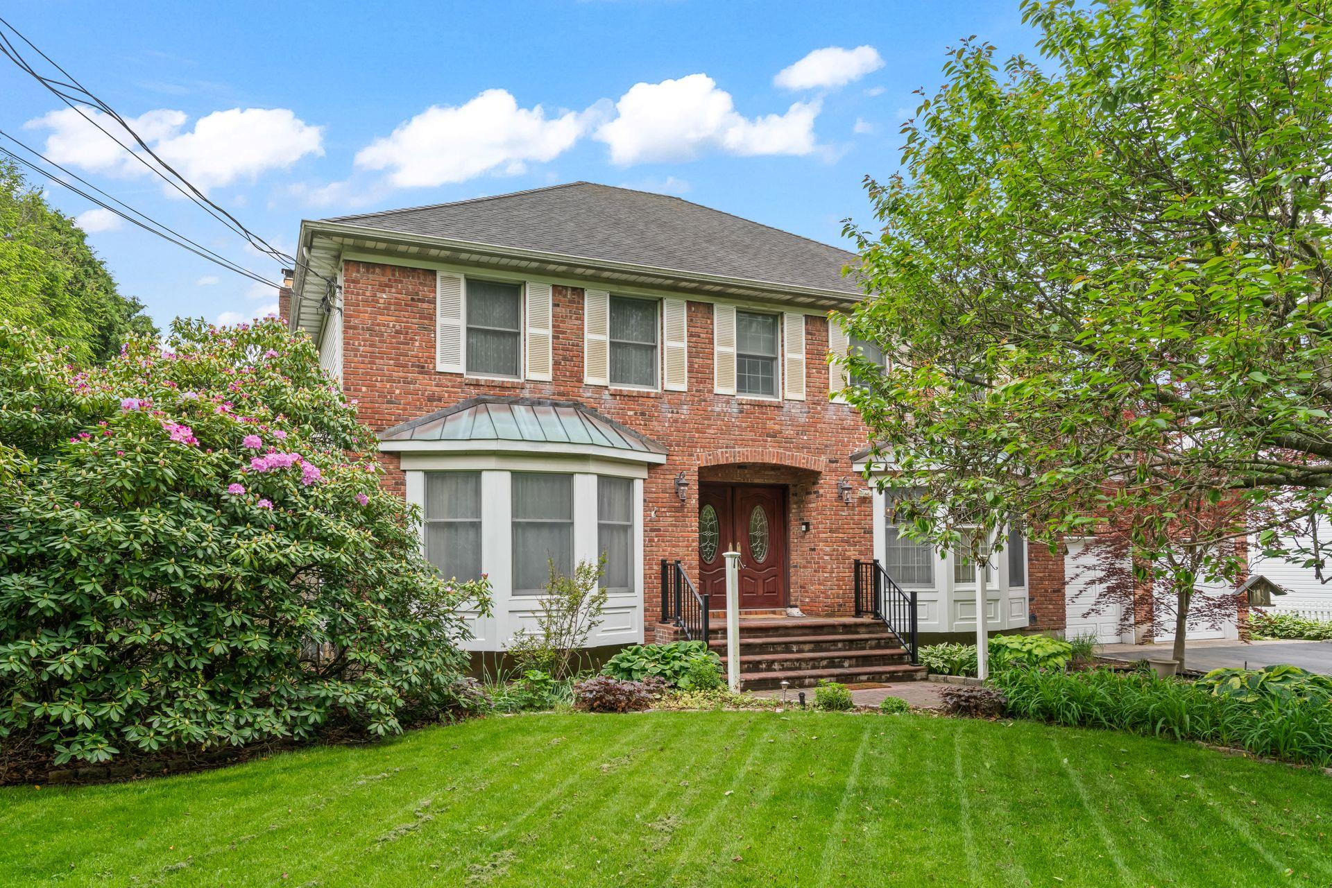 14 Battle Row, Old Bethpage, New York image 1