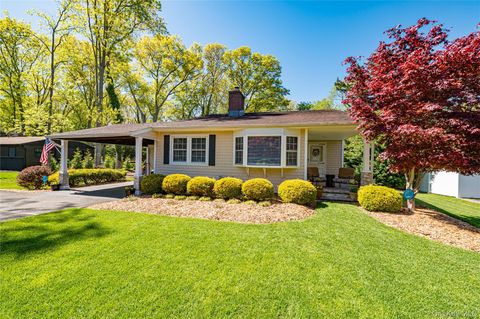 Homes For Sale - 7 Ursular Court<br/> Smithtown, NY 11787