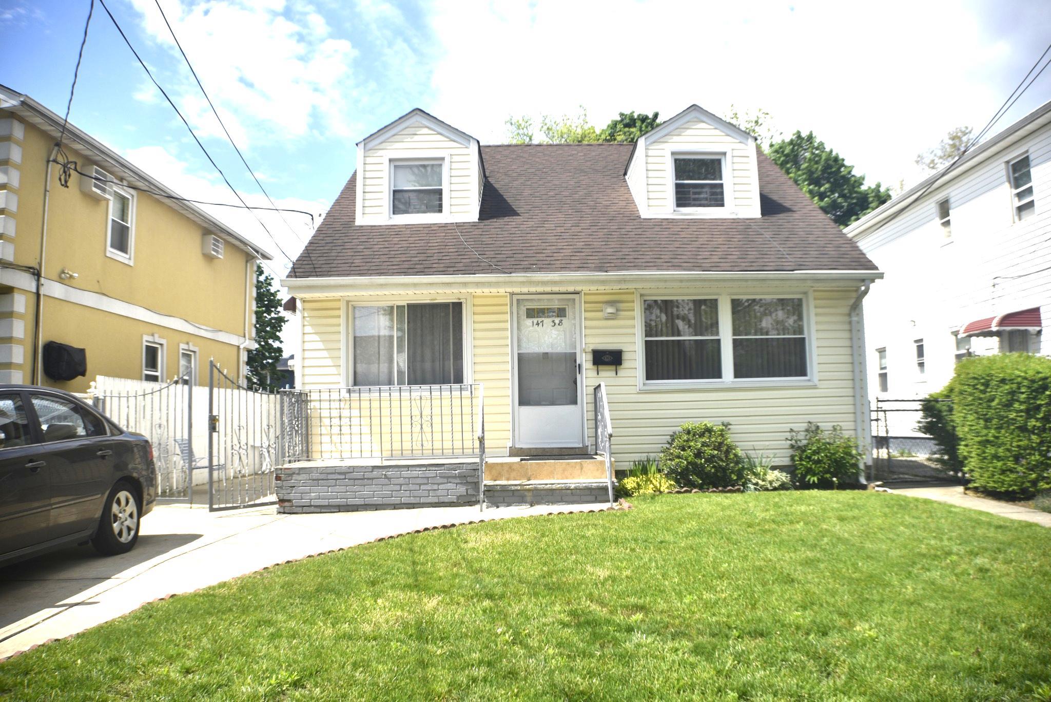Property for Sale at Huxley Street, Rosedale, Queens, NY - Bedrooms: 4 
Bathrooms: 3 
Rooms: 12  - $699,000