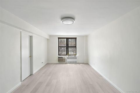 Photo of 86-04 Grand Ave Ave #2D, Elmhurst, NY 11373 (MLS # 984662)