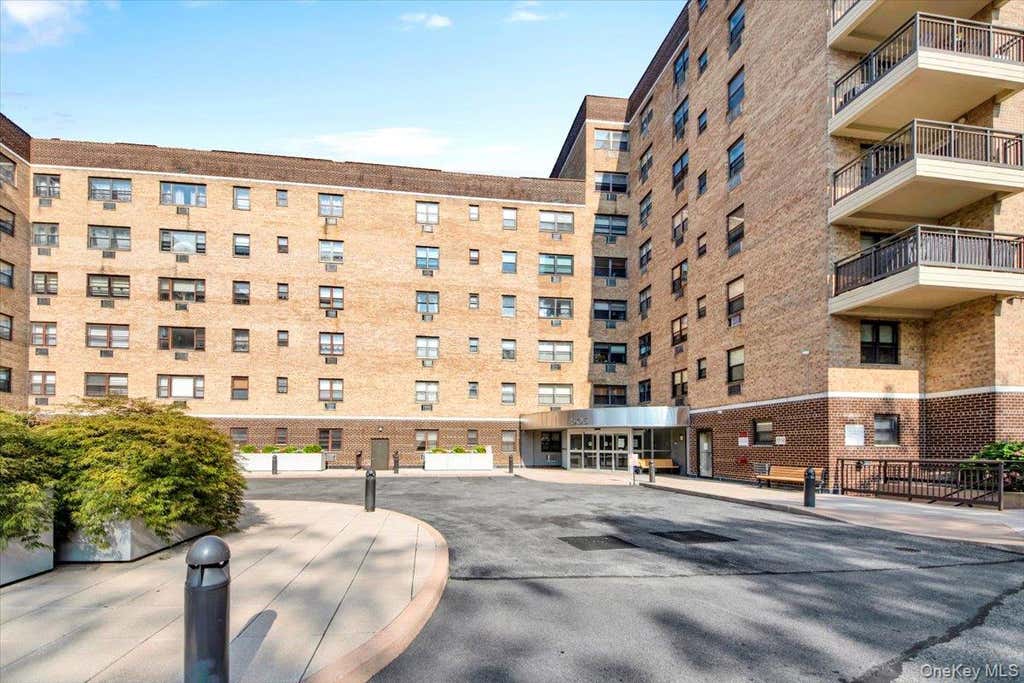 Photo of 505 Central Avenue #725, White Plains, NY 10606 (MLS # 1021770)