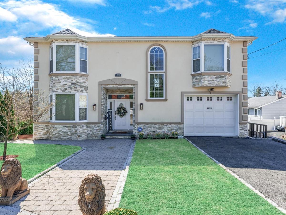 Sudbury Place, Yonkers, New York - 4 Bedrooms  
4 Bathrooms  
12 Rooms - 