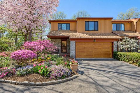 114 The Crescent Roslyn Heights NY 11577