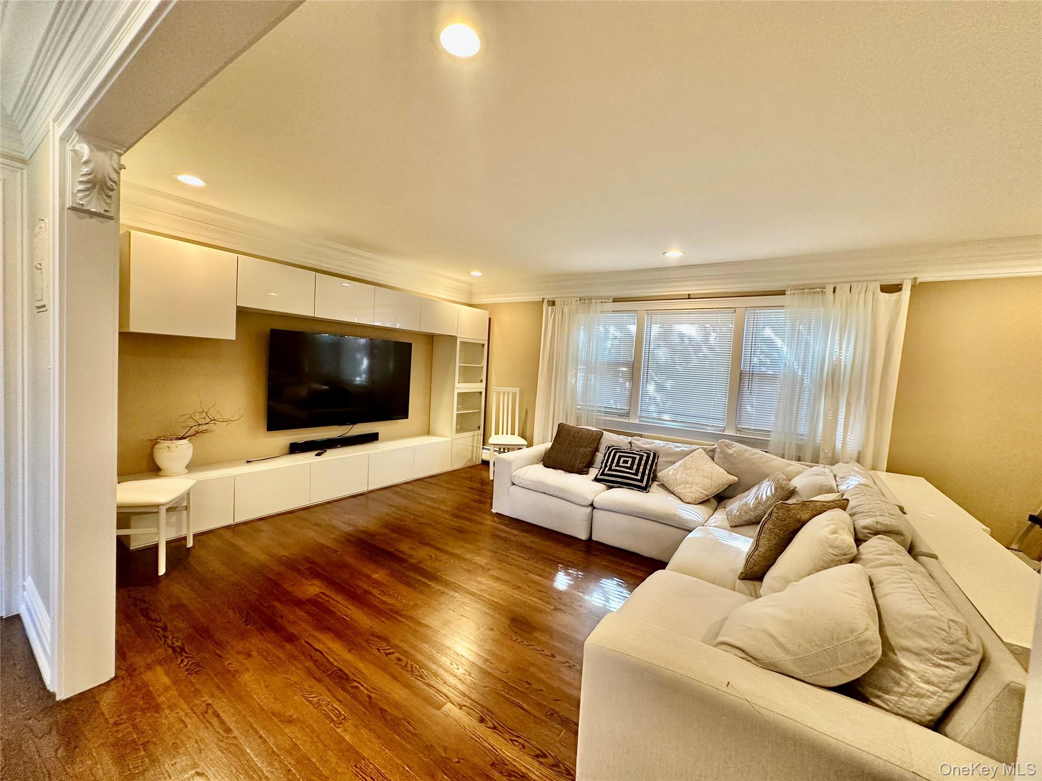 2 Oxford Court 8012