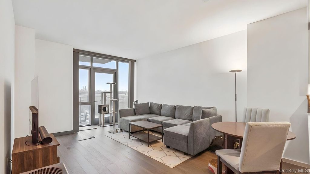 Photo of 133-36 37th Avenue #5E, Flushing, NY 11354 (MLS # 952282)