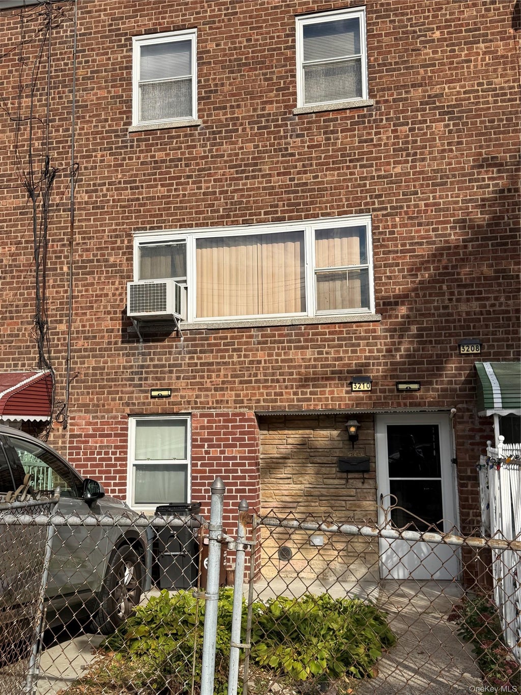 Photo of 3210 Tenbroeck Avenue, Bronx, NY 10469 (MLS # 1054643)