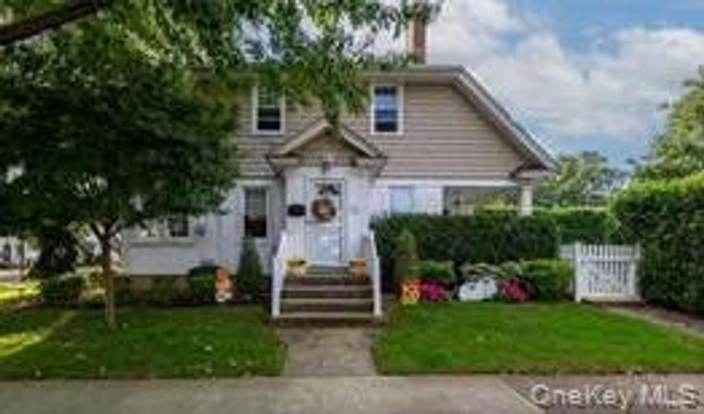 Photo of 239 Bryant Avenue, Floral Park, NY 11001 (MLS # 987250)
