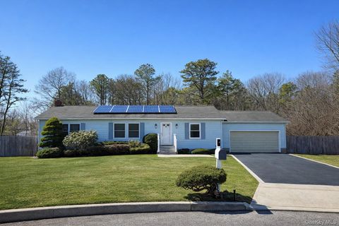 4 Mews Court Holtsville NY 11742