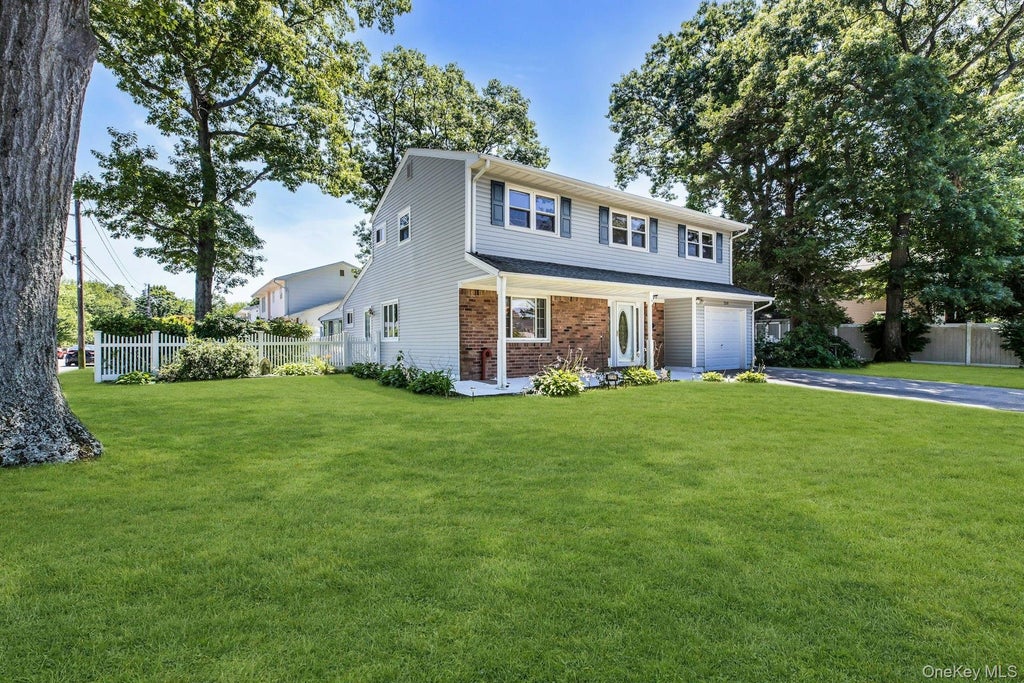 Photo of 258 Lafayette Road, West Babylon, NY 11704 (MLS # 1029206)